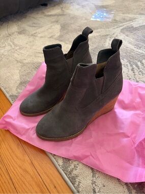 Blondo Women's Suede Wedge Ankle Boot - Gray, waterproof